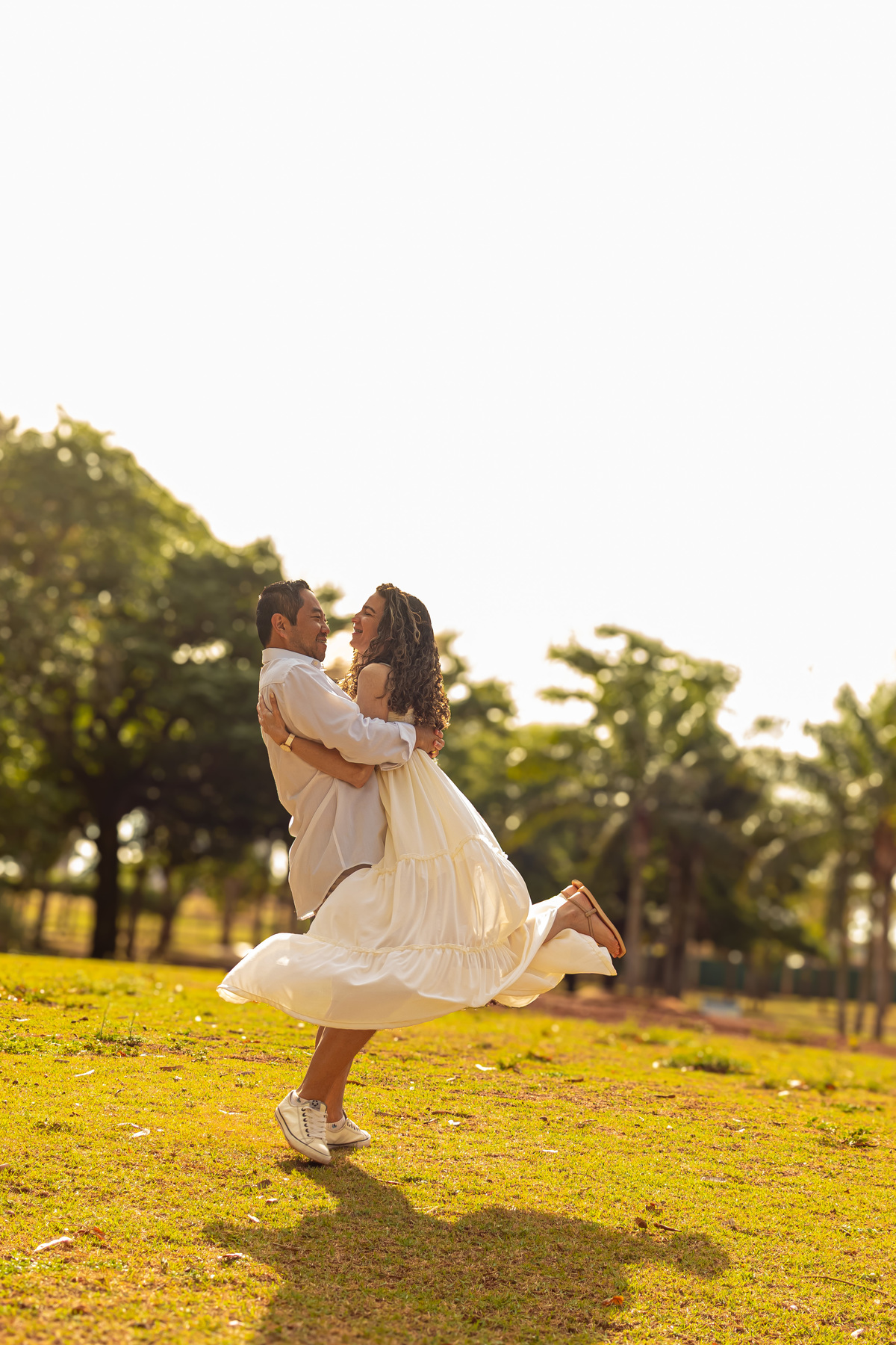 Ensaio pré-wedding em Ribeirão Preto realizado no Parque Olhos D’Água. Fotos românticas, naturais e cheias de emoção, capturadas por fotógrafo profissional especializado em casamentos e ensaios de casal ao ar livre.