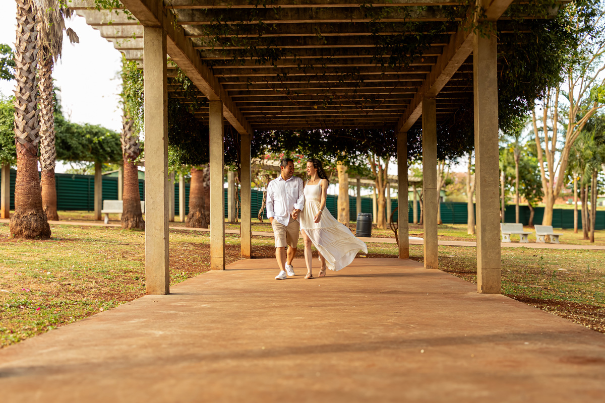 Ensaio pré-wedding em Ribeirão Preto realizado no Parque Olhos D’Água. Fotos românticas, naturais e cheias de emoção, capturadas por fotógrafo profissional especializado em casamentos e ensaios de casal ao ar livre.