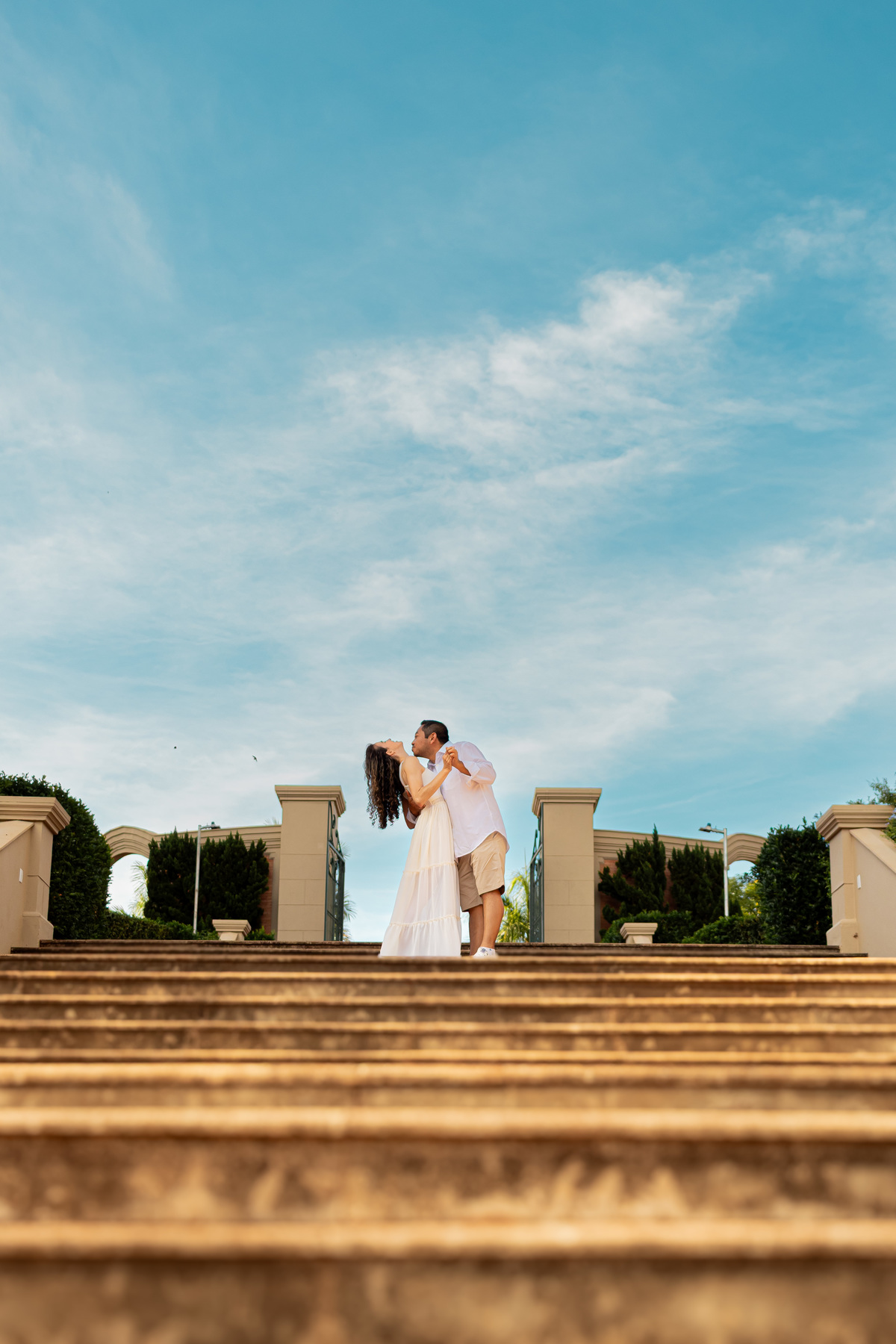 Ensaio pré-wedding em Ribeirão Preto realizado no Parque Olhos D’Água. Fotos românticas, naturais e cheias de emoção, capturadas por fotógrafo profissional especializado em casamentos e ensaios de casal ao ar livre.