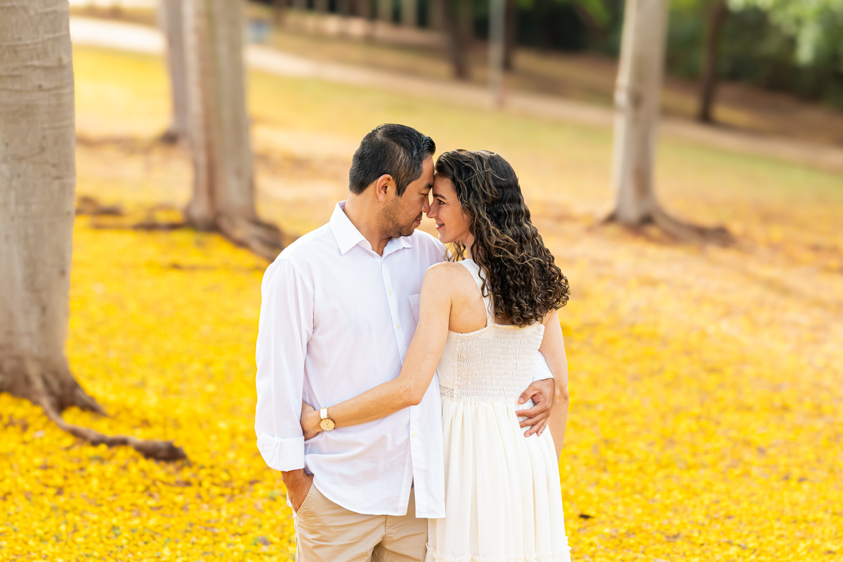 Ensaio pré-wedding em Ribeirão Preto realizado no Parque Olhos D’Água. Fotos românticas, naturais e cheias de emoção, capturadas por fotógrafo profissional especializado em casamentos e ensaios de casal ao ar livre.