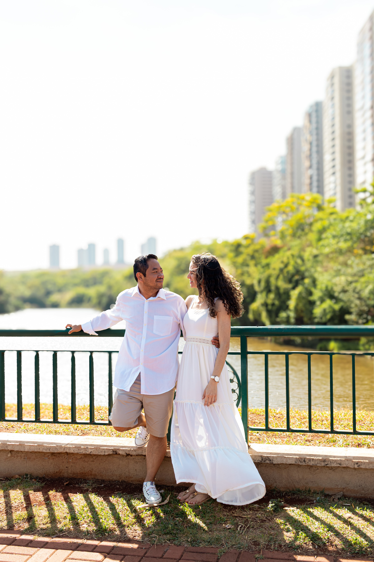 Ensaio pré-wedding em Ribeirão Preto realizado no Parque Olhos D’Água. Fotos românticas, naturais e cheias de emoção, capturadas por fotógrafo profissional especializado em casamentos e ensaios de casal ao ar livre.