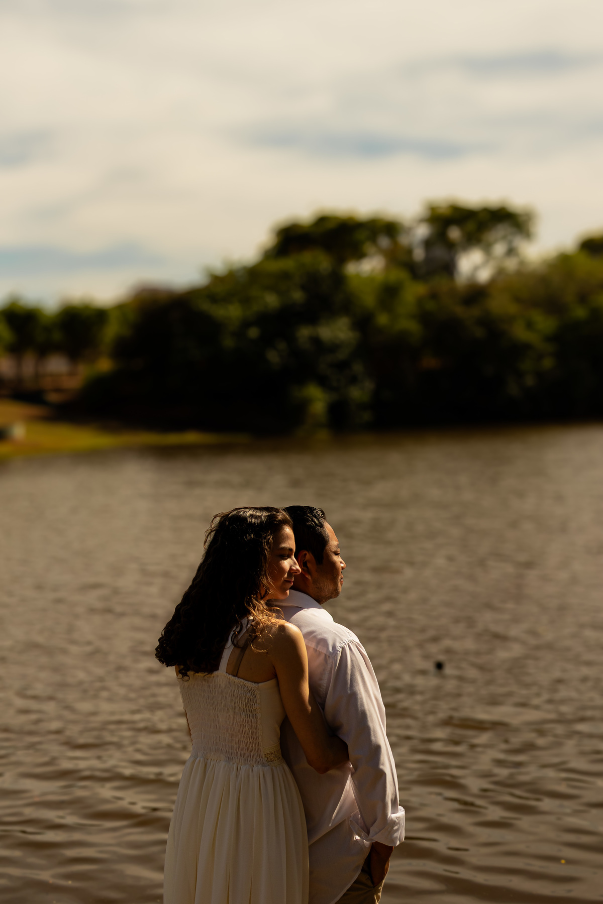 Ensaio pré-wedding em Ribeirão Preto realizado no Parque Olhos D’Água. Fotos românticas, naturais e cheias de emoção, capturadas por fotógrafo profissional especializado em casamentos e ensaios de casal ao ar livre.