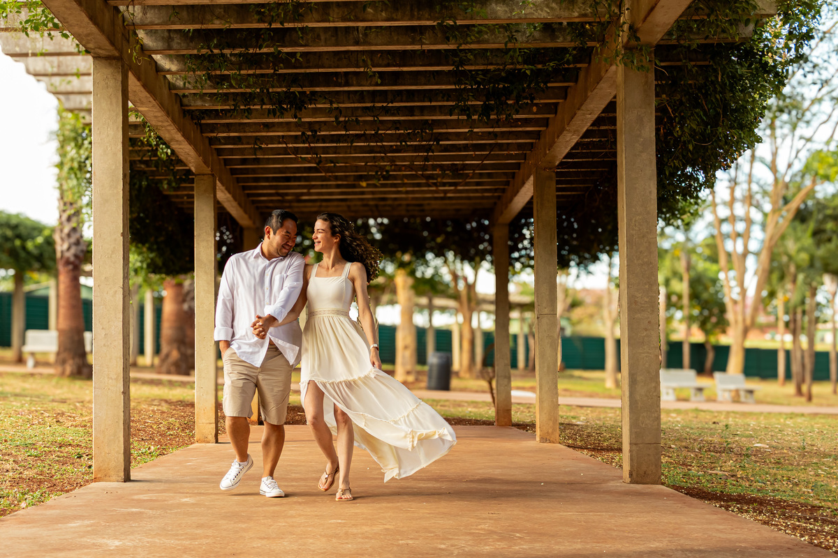 Ensaio pré-wedding em Ribeirão Preto realizado no Parque Olhos D’Água. Fotos românticas, naturais e cheias de emoção, capturadas por fotógrafo profissional especializado em casamentos e ensaios de casal ao ar livre.