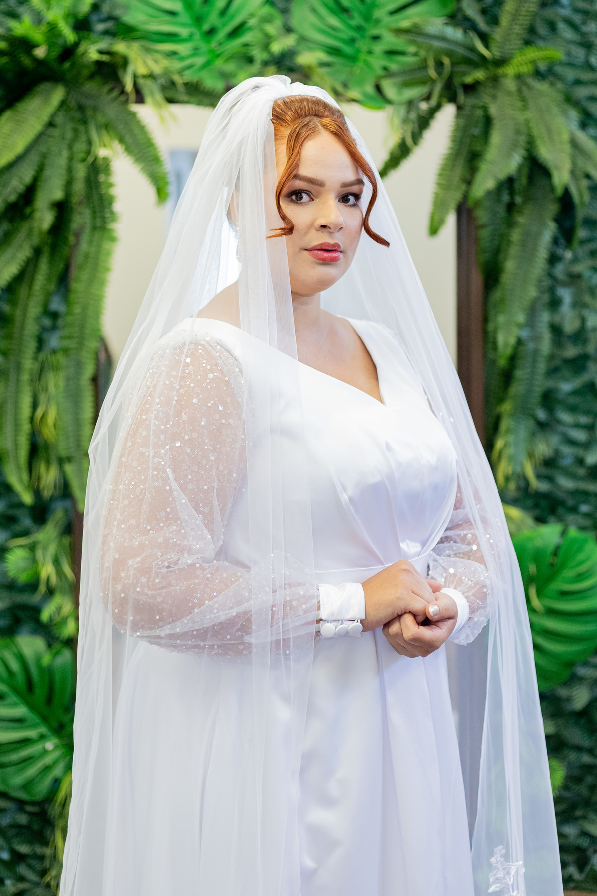 Casamento de Isa e Alex em Ribeirão Preto, registrado com fotografia natural e emocional. O casal troca olhares e demonstra amor em um momento único, com luz suave e cenário elegante, destacando a beleza e a conexão do dia especial.