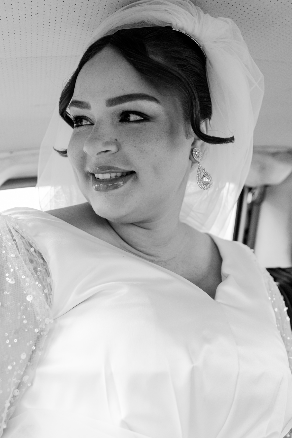 Casamento de Isa e Alex em Ribeirão Preto, registrado com fotografia natural e emocional. O casal troca olhares e demonstra amor em um momento único, com luz suave e cenário elegante, destacando a beleza e a conexão do dia especial.