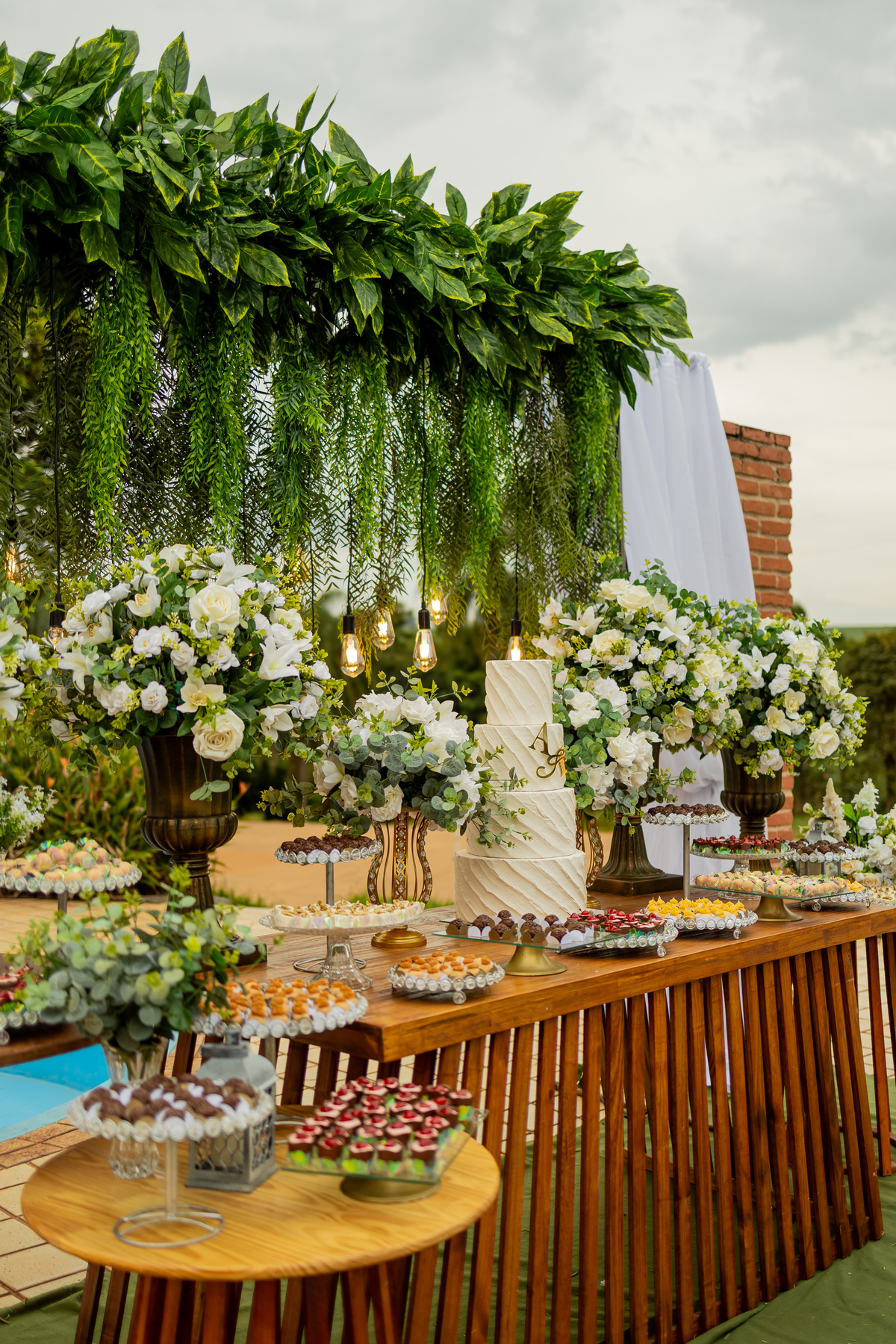 Casamento de Isa e Alex em Ribeirão Preto, registrado com fotografia natural e emocional. O casal troca olhares e demonstra amor em um momento único, com luz suave e cenário elegante, destacando a beleza e a conexão do dia especial.