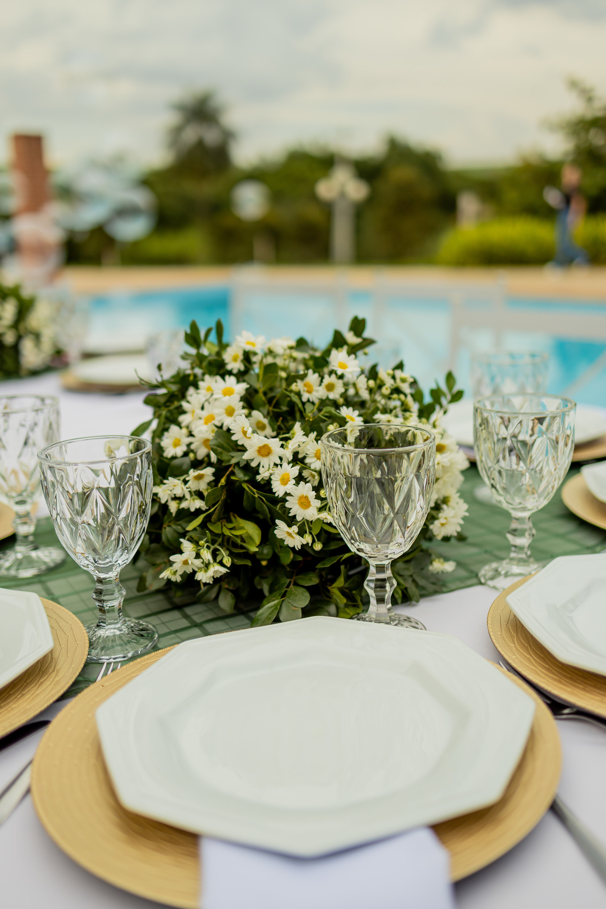 Casamento de Isa e Alex em Ribeirão Preto, registrado com fotografia natural e emocional. O casal troca olhares e demonstra amor em um momento único, com luz suave e cenário elegante, destacando a beleza e a conexão do dia especial.
