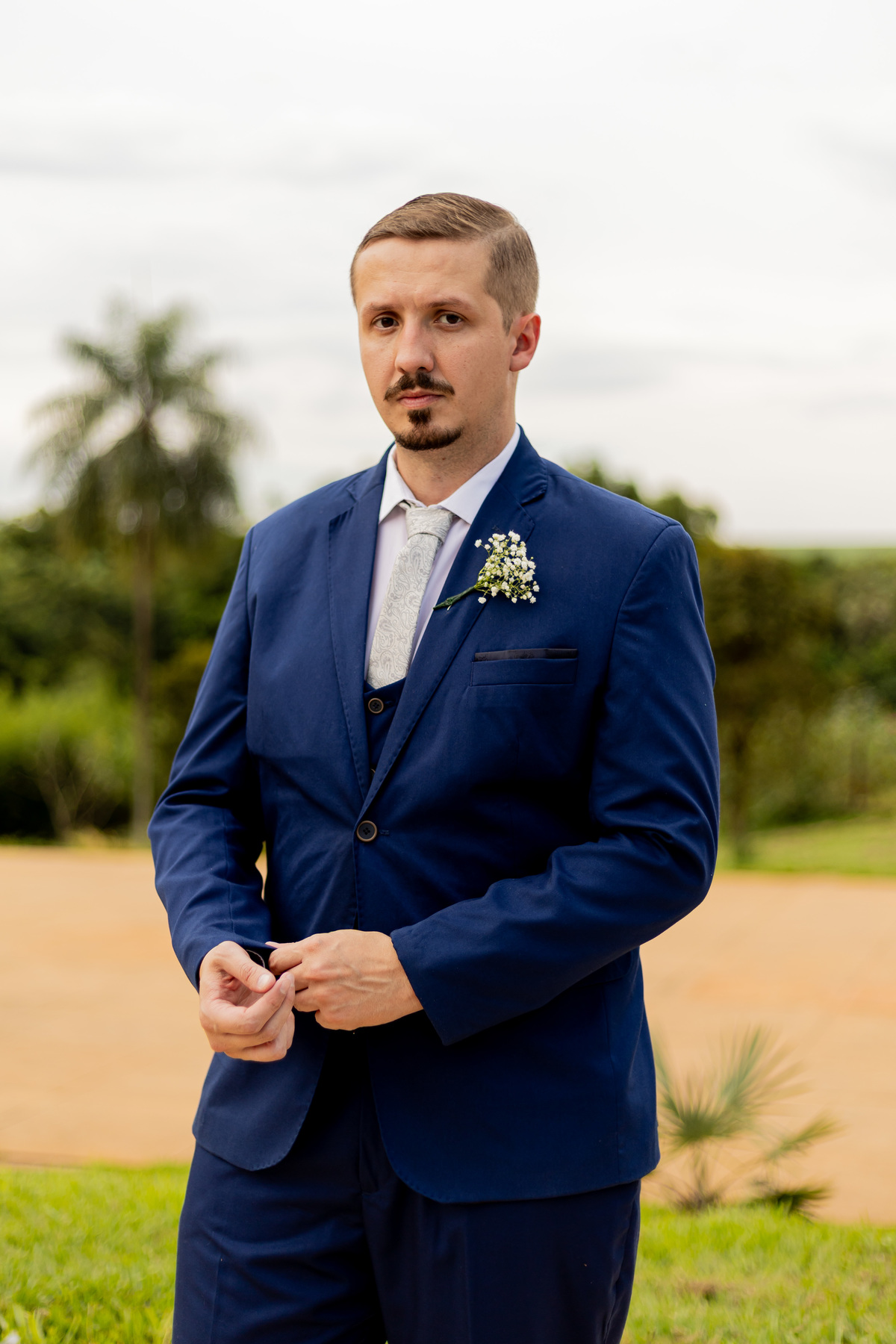 Casamento de Isa e Alex em Ribeirão Preto, registrado com fotografia natural e emocional. O casal troca olhares e demonstra amor em um momento único, com luz suave e cenário elegante, destacando a beleza e a conexão do dia especial.