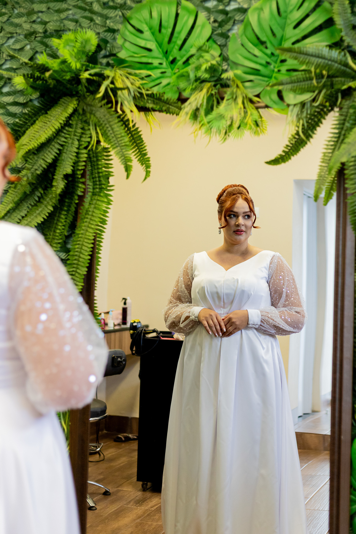 Casamento de Isa e Alex em Ribeirão Preto, registrado com fotografia natural e emocional. O casal troca olhares e demonstra amor em um momento único, com luz suave e cenário elegante, destacando a beleza e a conexão do dia especial.