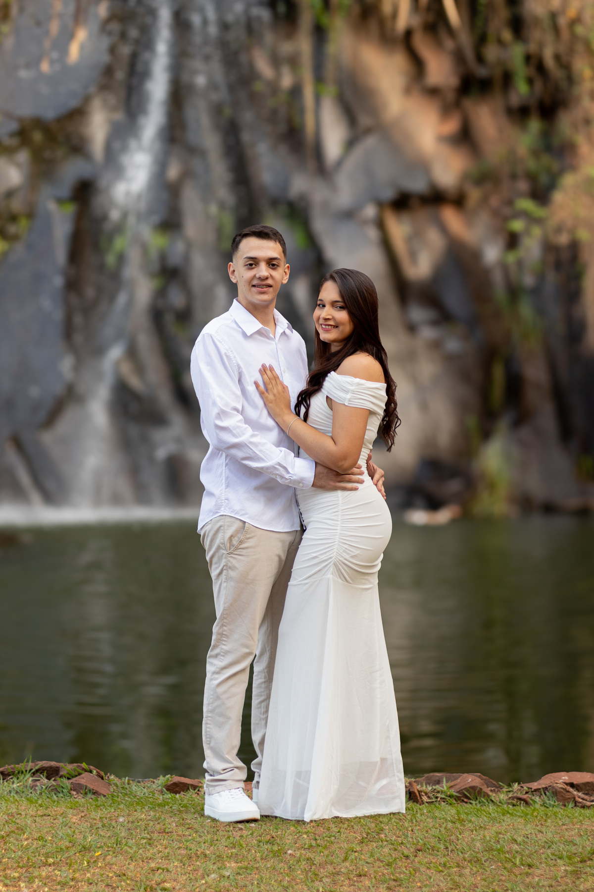 Ensaio pre wedding de Mah e Kaique no Parque do Curupira em Ribeirão Preto, unindo fotografia de conexão, natureza e a luz dourada perfeita do amor.