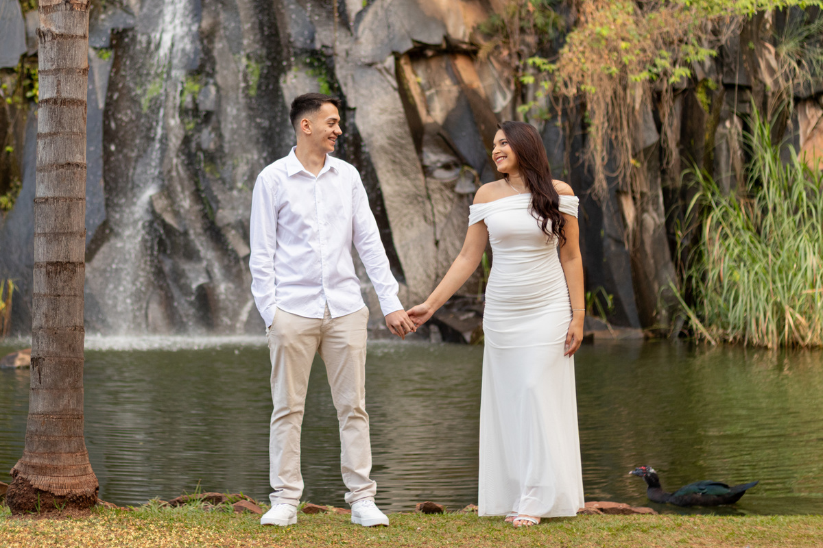Ensaio pre wedding de Mah e Kaique no Parque do Curupira em Ribeirão Preto, unindo fotografia de conexão, natureza e a luz dourada perfeita do amor.