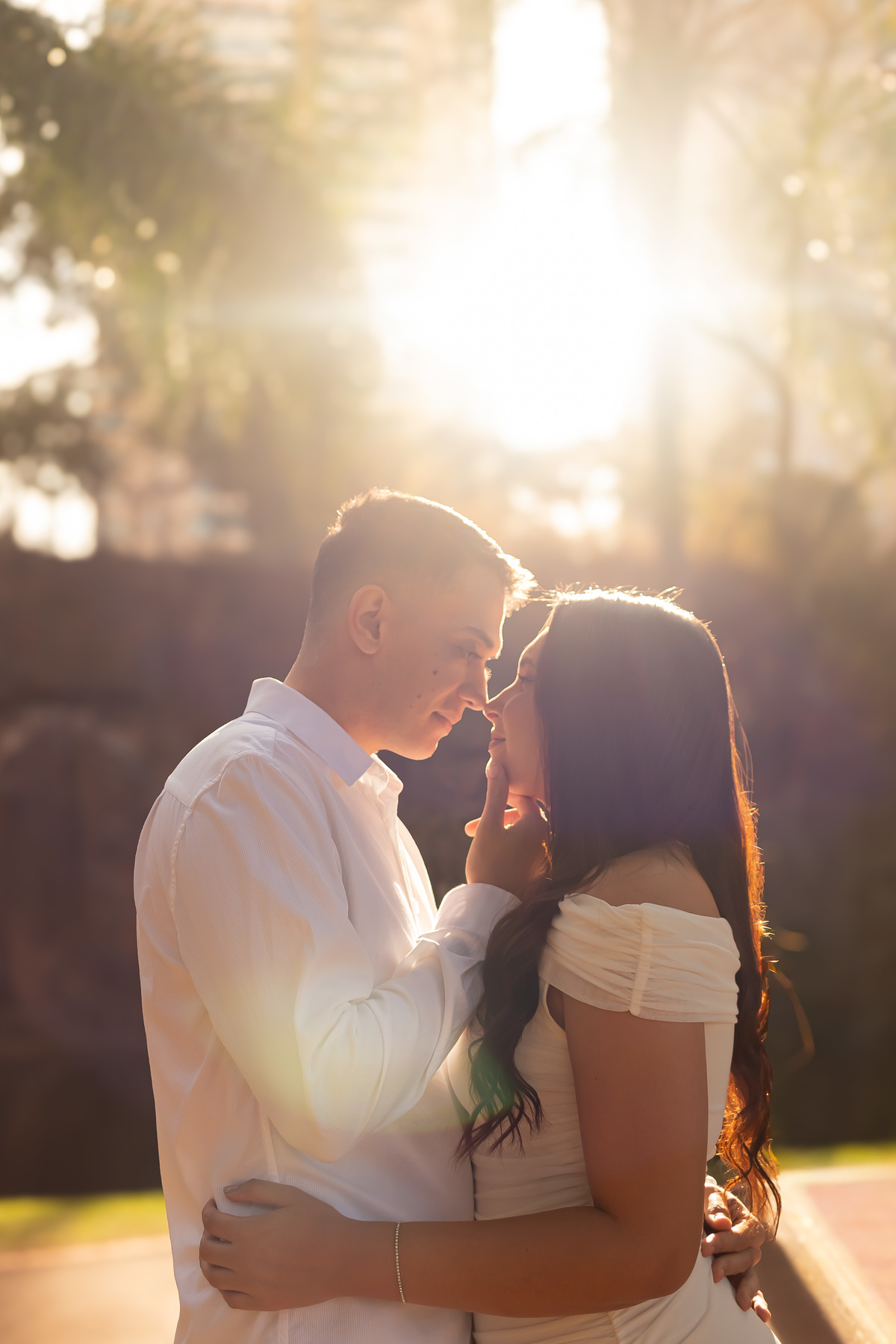 Ensaio pre wedding de Mah e Kaique no Parque do Curupira em Ribeirão Preto, unindo fotografia de conexão, natureza e a luz dourada perfeita do amor.