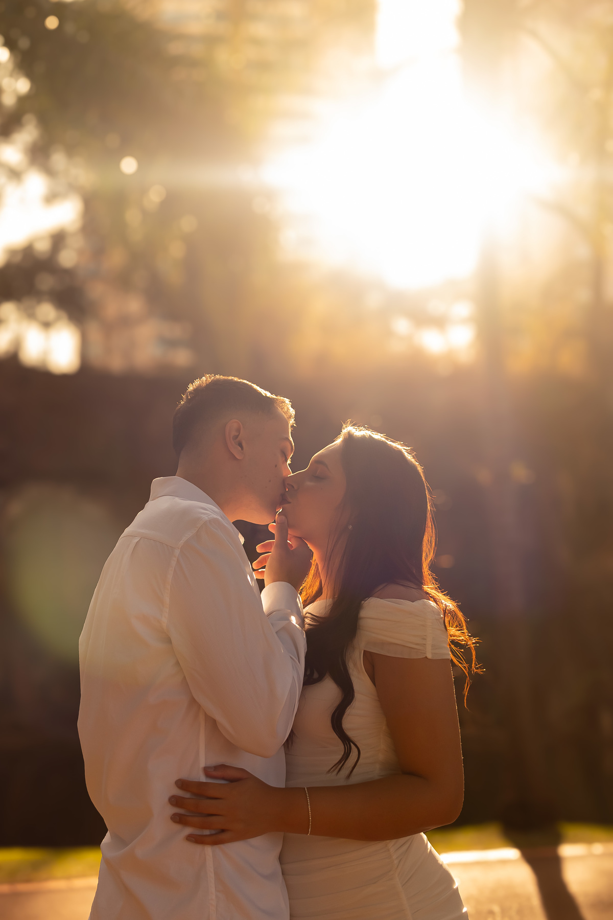 Ensaio pre wedding de Mah e Kaique no Parque do Curupira em Ribeirão Preto, unindo fotografia de conexão, natureza e a luz dourada perfeita do amor.