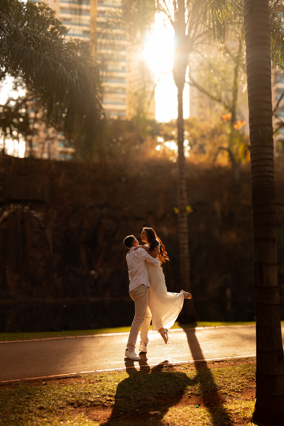 Ensaio pre wedding de Mah e Kaique no Parque do Curupira em Ribeirão Preto, unindo fotografia de conexão, natureza e a luz dourada perfeita do amor.