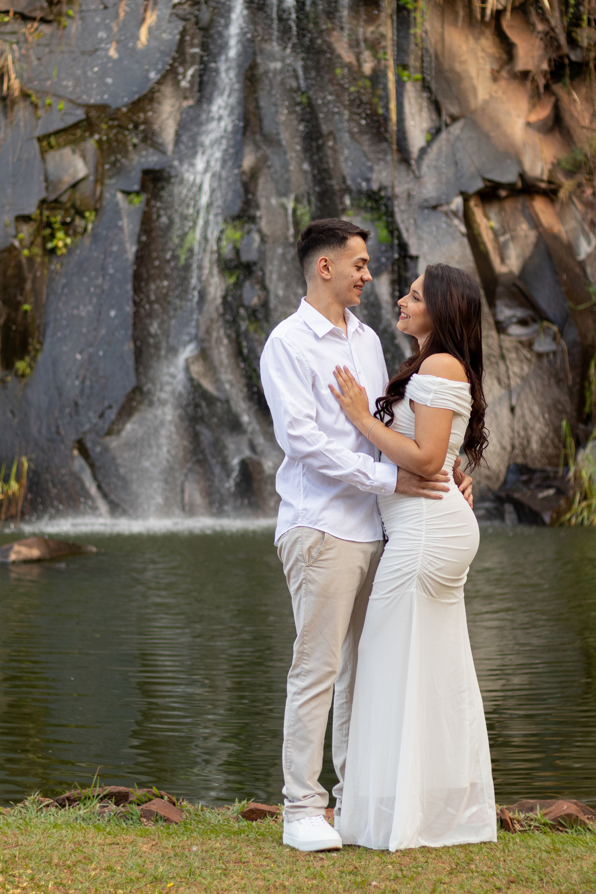 Ensaio pre wedding de Mah e Kaique no Parque do Curupira em Ribeirão Preto, unindo fotografia de conexão, natureza e a luz dourada perfeita do amor.