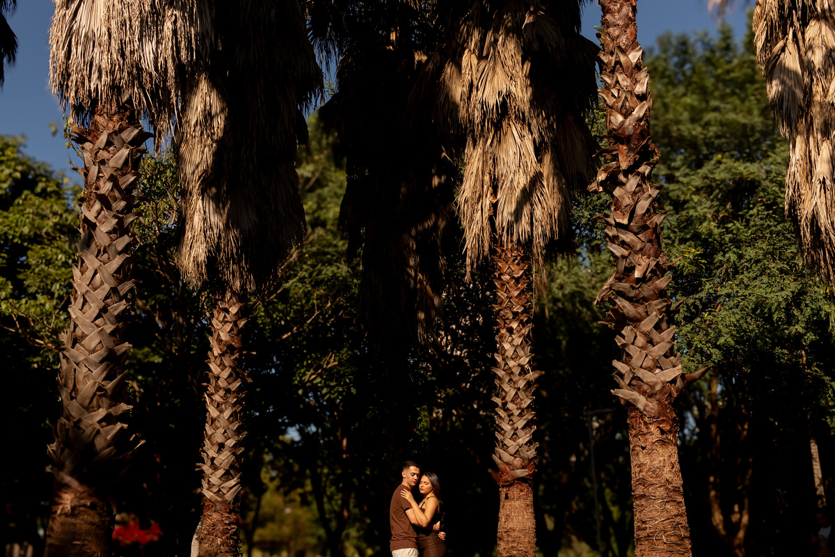 Ensaio pre wedding de Mah e Kaique no Parque do Curupira em Ribeirão Preto, unindo fotografia de conexão, natureza e a luz dourada perfeita do amor.