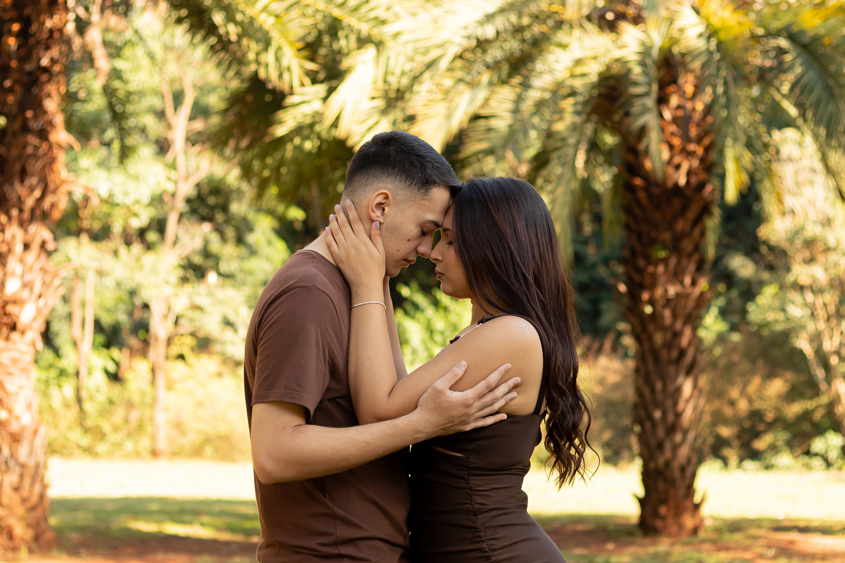 Ensaio pre wedding de Mah e Kaique no Parque do Curupira em Ribeirão Preto, unindo fotografia de conexão, natureza e a luz dourada perfeita do amor.