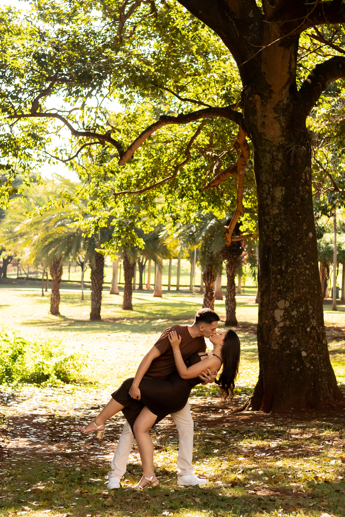 Ensaio pre wedding de Mah e Kaique no Parque do Curupira em Ribeirão Preto, unindo fotografia de conexão, natureza e a luz dourada perfeita do amor.