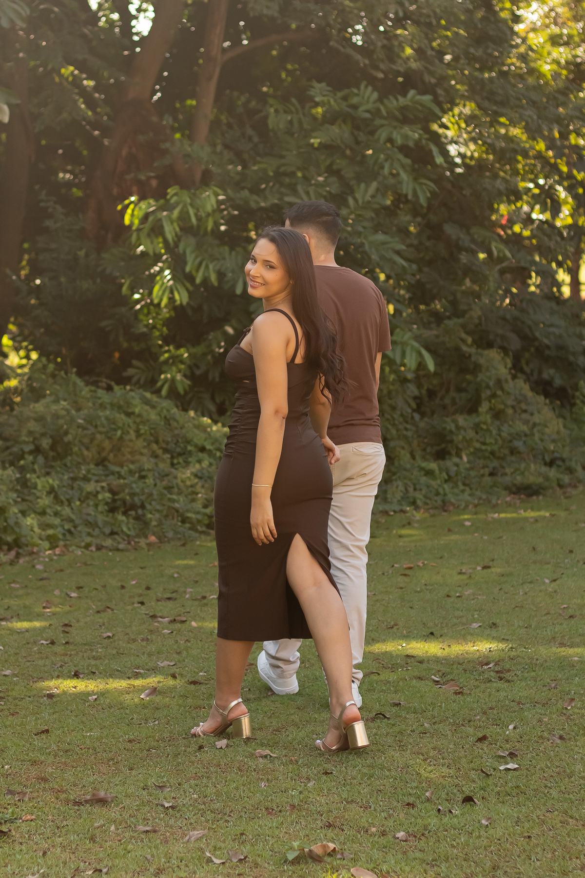 Ensaio pre wedding de Mah e Kaique no Parque do Curupira em Ribeirão Preto, unindo fotografia de conexão, natureza e a luz dourada perfeita do amor.
