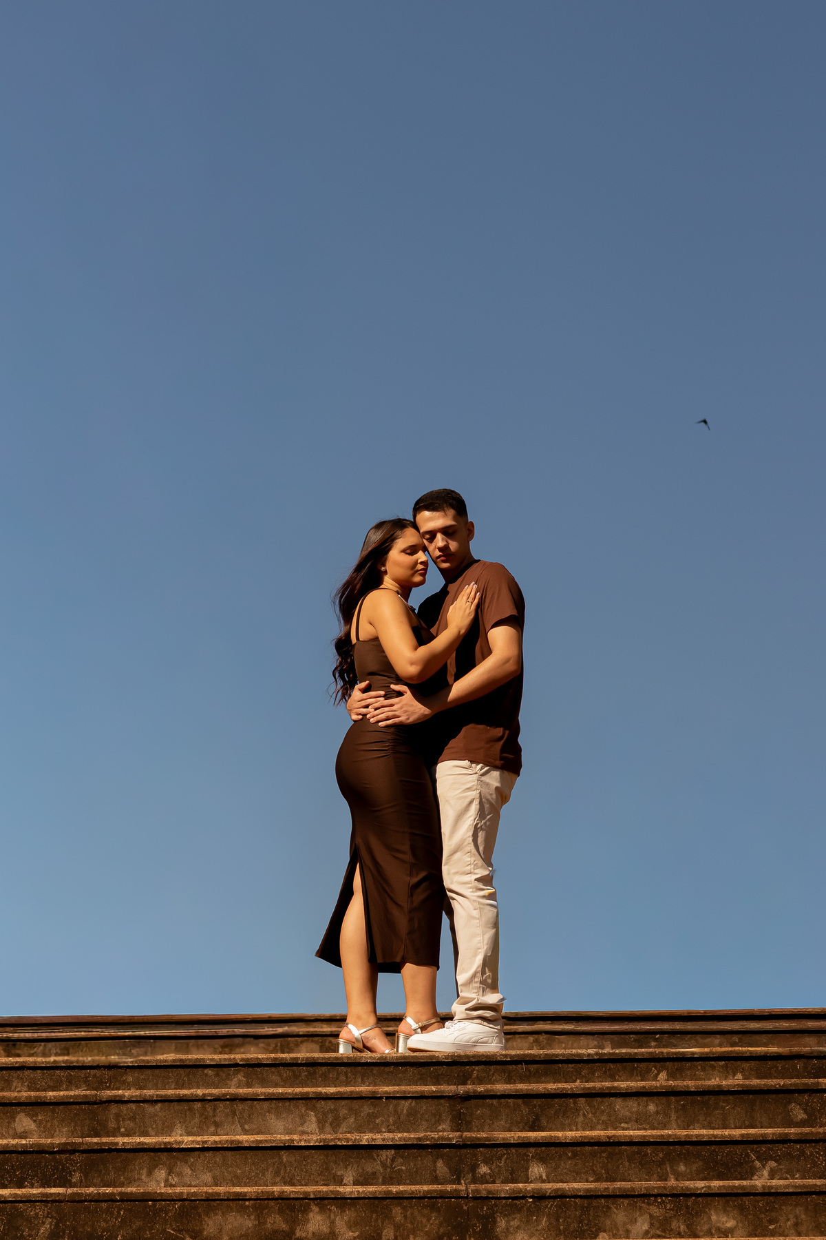 Ensaio pre wedding de Mah e Kaique no Parque do Curupira em Ribeirão Preto, unindo fotografia de conexão, natureza e a luz dourada perfeita do amor.