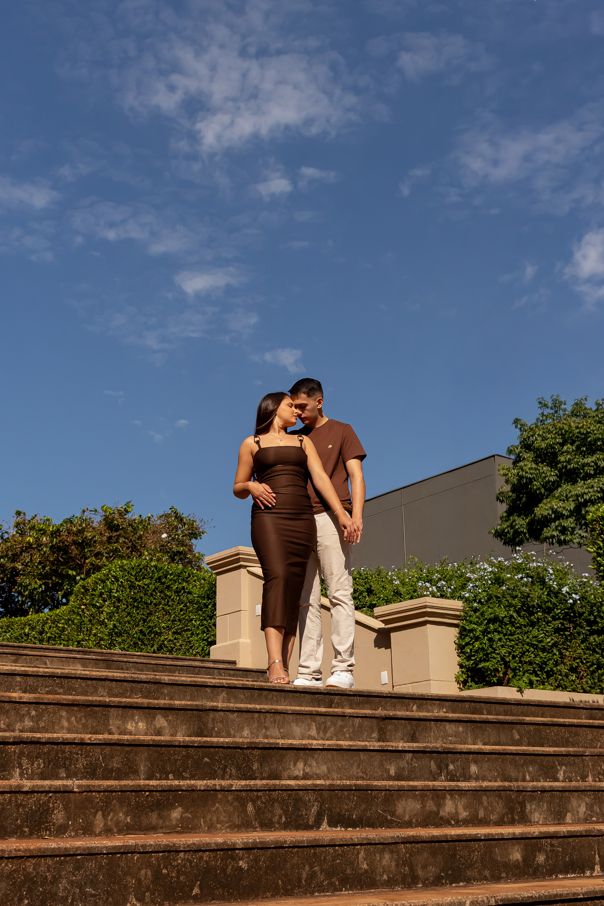 Ensaio pre wedding de Mah e Kaique no Parque do Curupira em Ribeirão Preto, unindo fotografia de conexão, natureza e a luz dourada perfeita do amor.