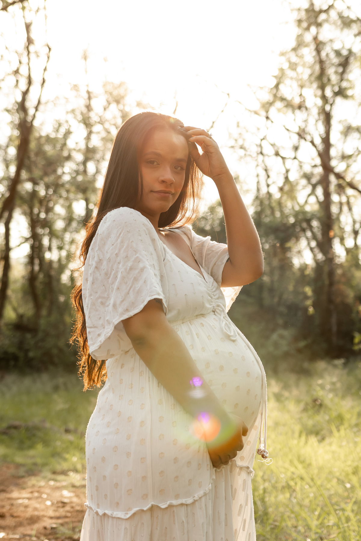 Fotos de gestante em Ribeirão Preto no Parque Curupira. O carinho de Erika e Vitor à espera do pequeno João. Ensaio de família emocionante e leve na natureza. Agende seu ensaio gestante e eternize essa fase única!