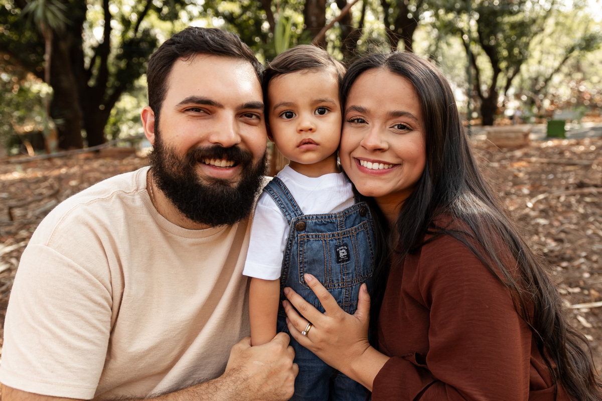 Fotos de gestante em Ribeirão Preto no Parque Curupira. O carinho de Erika e Vitor à espera do pequeno João. Ensaio de família emocionante e leve na natureza. Agende seu ensaio gestante e eternize essa fase única!