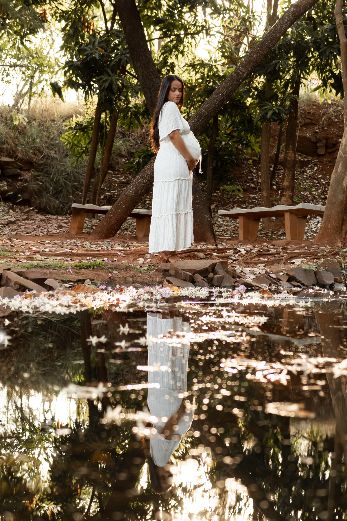 Fotos de gestante em Ribeirão Preto no Parque Curupira. O carinho de Erika e Vitor à espera do pequeno João. Ensaio de família emocionante e leve na natureza. Agende seu ensaio gestante e eternize essa fase única!
