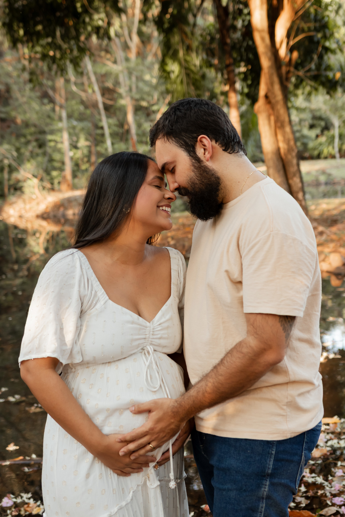 Fotos de gestante em Ribeirão Preto no Parque Curupira. O carinho de Erika e Vitor à espera do pequeno João. Ensaio de família emocionante e leve na natureza. Agende seu ensaio gestante e eternize essa fase única!