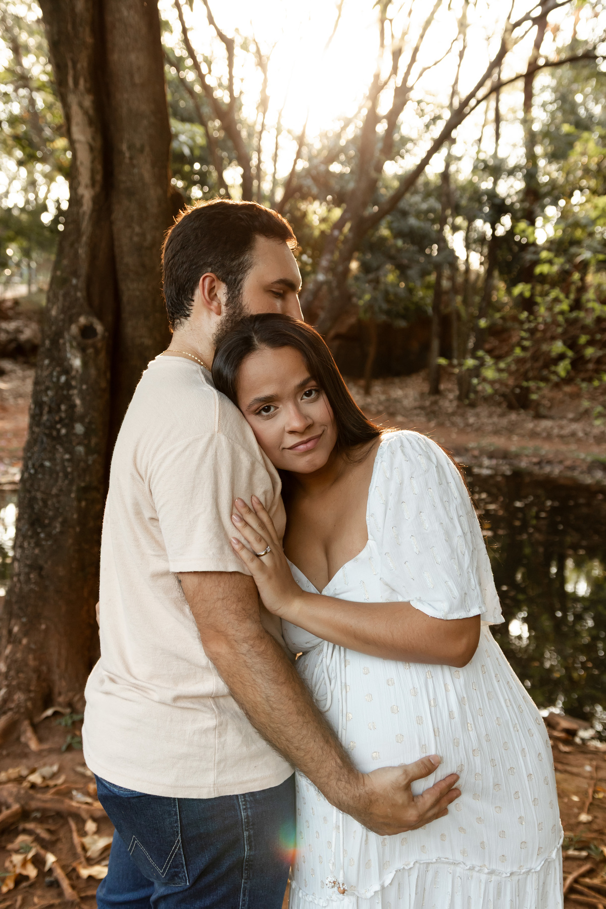 Fotos de gestante em Ribeirão Preto no Parque Curupira. O carinho de Erika e Vitor à espera do pequeno João. Ensaio de família emocionante e leve na natureza. Agende seu ensaio gestante e eternize essa fase única!