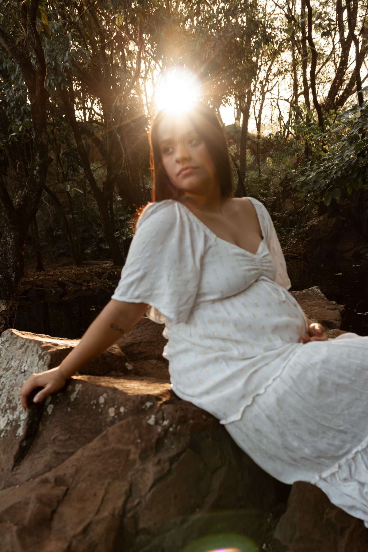 Fotos de gestante em Ribeirão Preto no Parque Curupira. O carinho de Erika e Vitor à espera do pequeno João. Ensaio de família emocionante e leve na natureza. Agende seu ensaio gestante e eternize essa fase única!