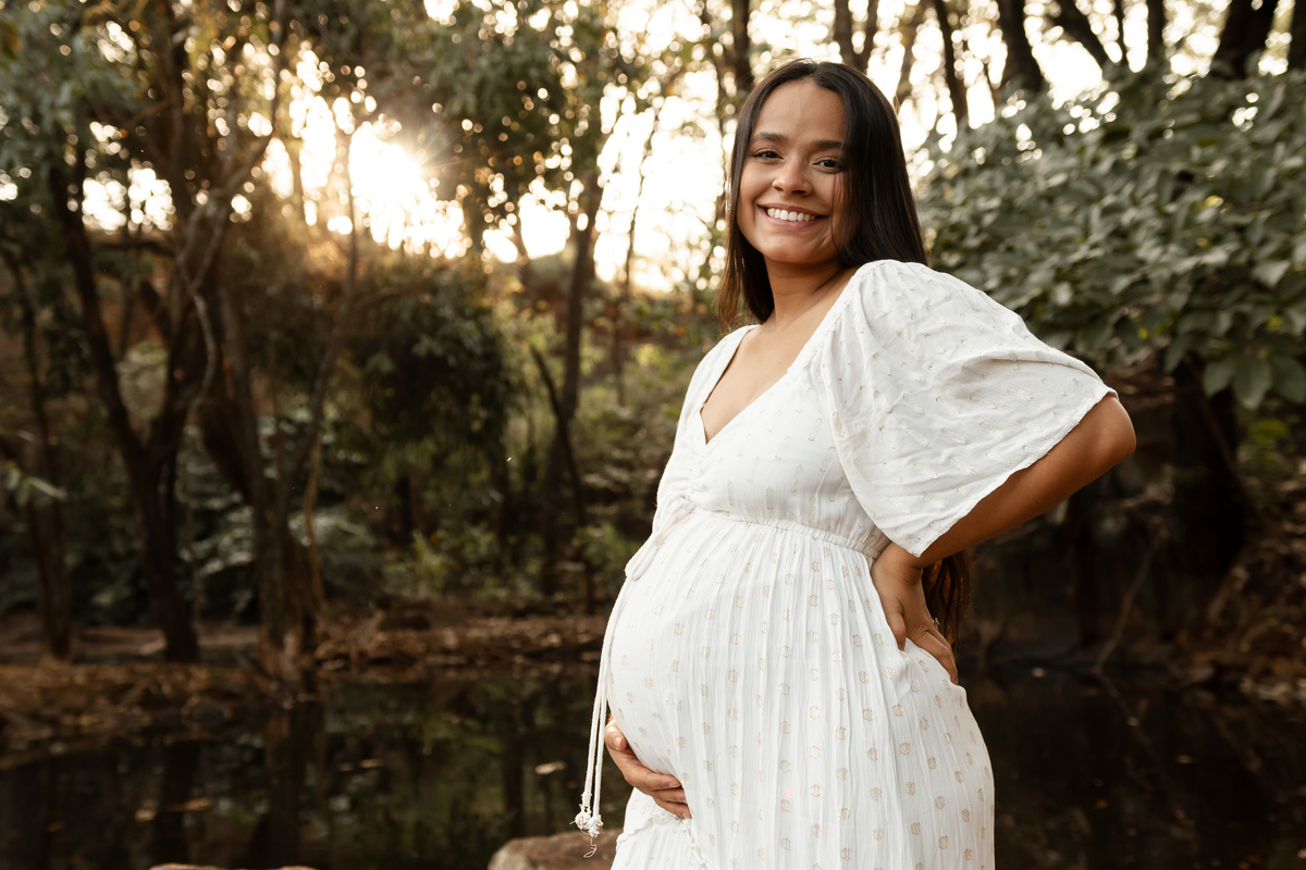 Fotos de gestante em Ribeirão Preto no Parque Curupira. O carinho de Erika e Vitor à espera do pequeno João. Ensaio de família emocionante e leve na natureza. Agende seu ensaio gestante e eternize essa fase única!