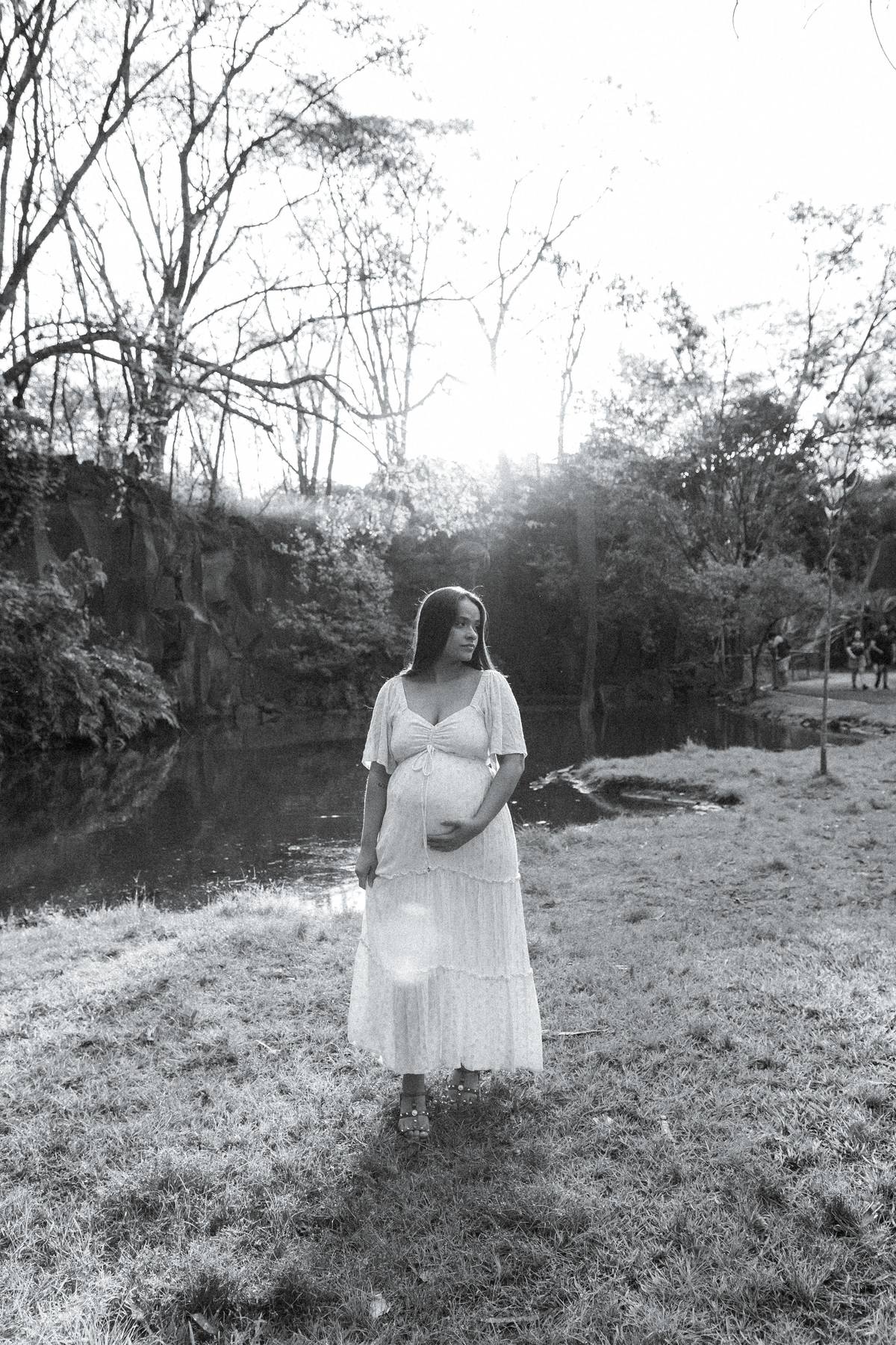 Fotos de gestante em Ribeirão Preto no Parque Curupira. O carinho de Erika e Vitor à espera do pequeno João. Ensaio de família emocionante e leve na natureza. Agende seu ensaio gestante e eternize essa fase única!