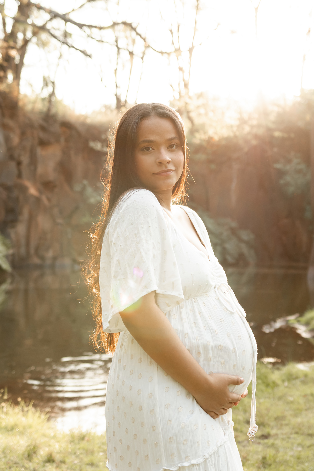 Fotos de gestante em Ribeirão Preto no Parque Curupira. O carinho de Erika e Vitor à espera do pequeno João. Ensaio de família emocionante e leve na natureza. Agende seu ensaio gestante e eternize essa fase única!