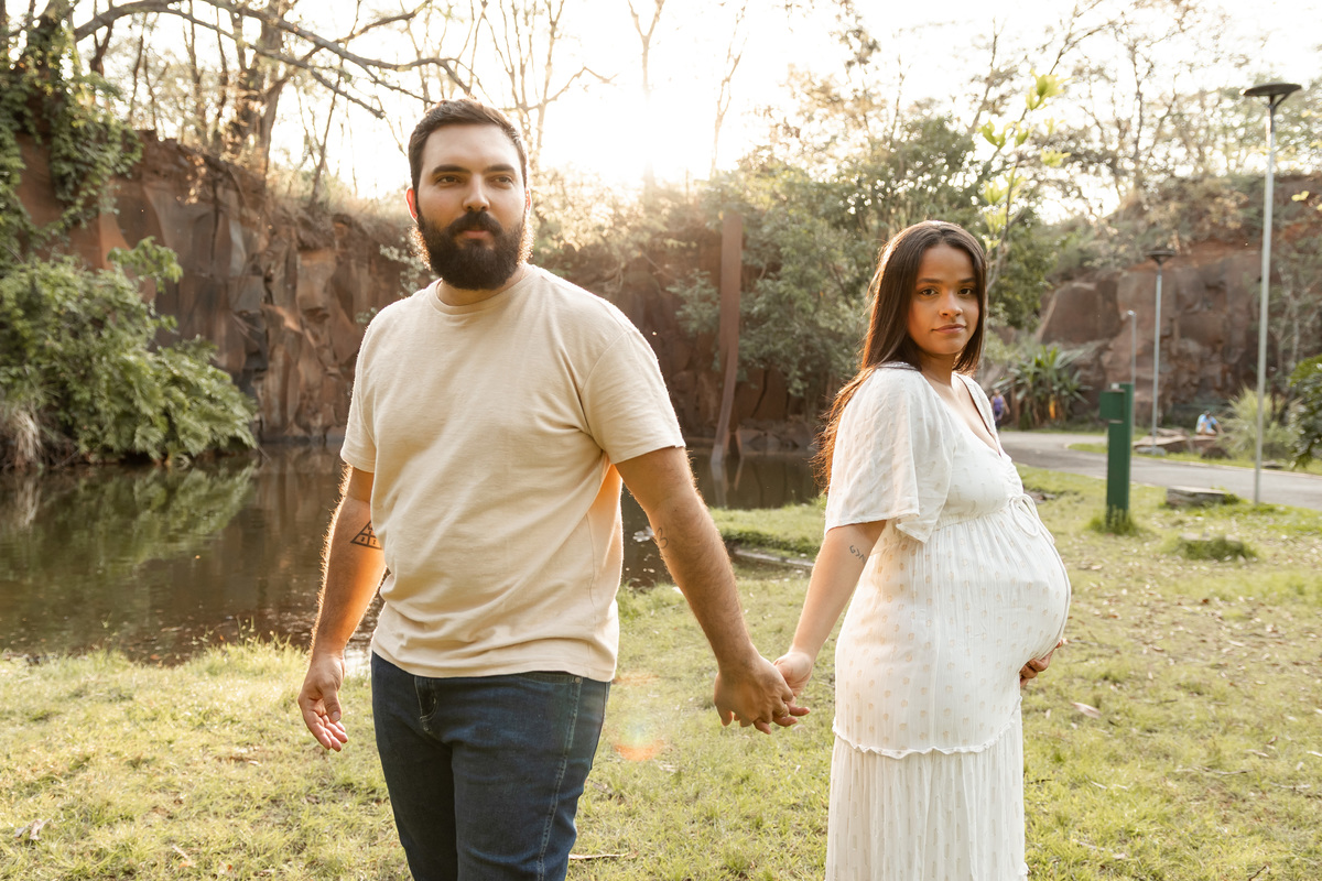 Fotos de gestante em Ribeirão Preto no Parque Curupira. O carinho de Erika e Vitor à espera do pequeno João. Ensaio de família emocionante e leve na natureza. Agende seu ensaio gestante e eternize essa fase única!