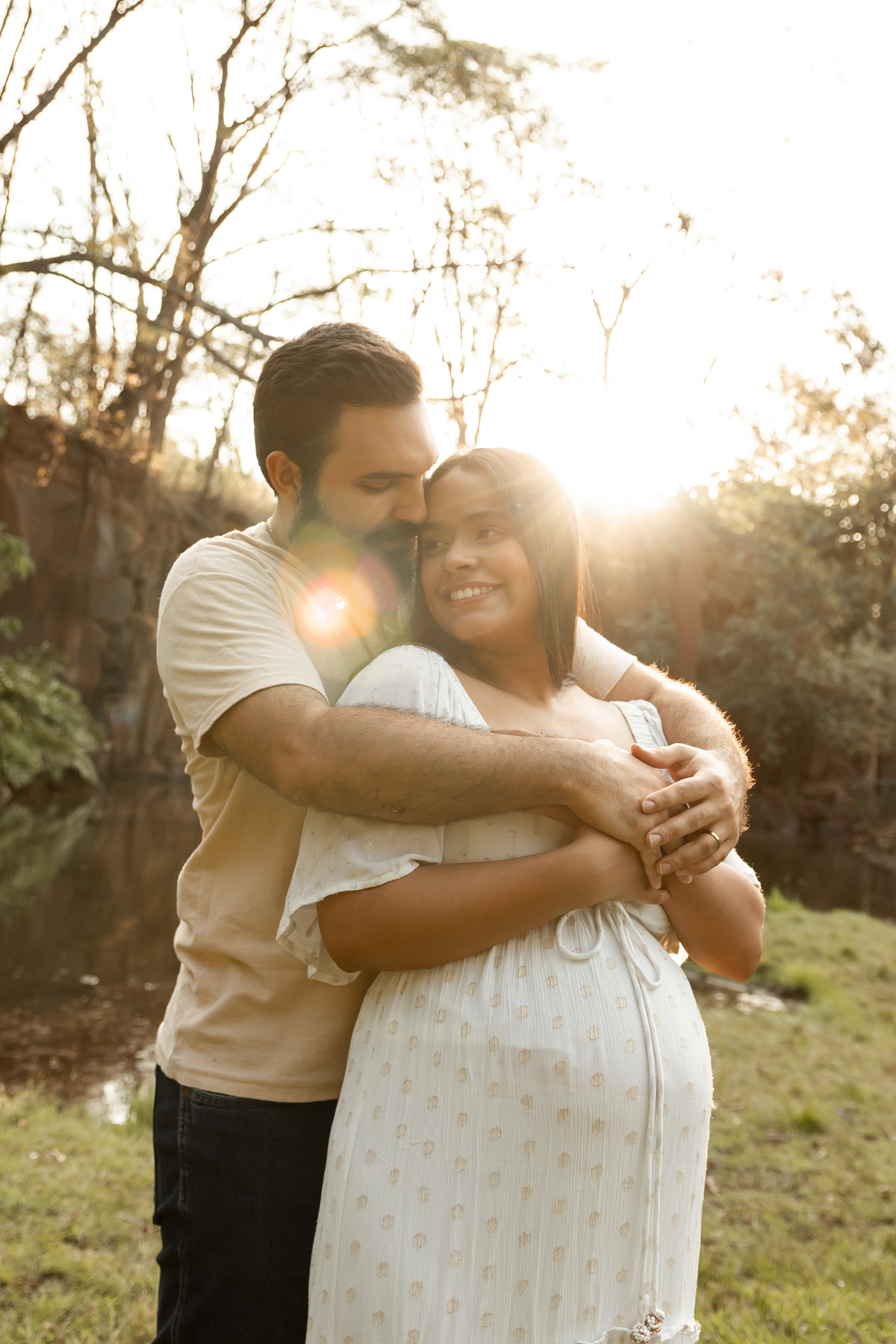 Fotos de gestante em Ribeirão Preto no Parque Curupira. O carinho de Erika e Vitor à espera do pequeno João. Ensaio de família emocionante e leve na natureza. Agende seu ensaio gestante e eternize essa fase única!