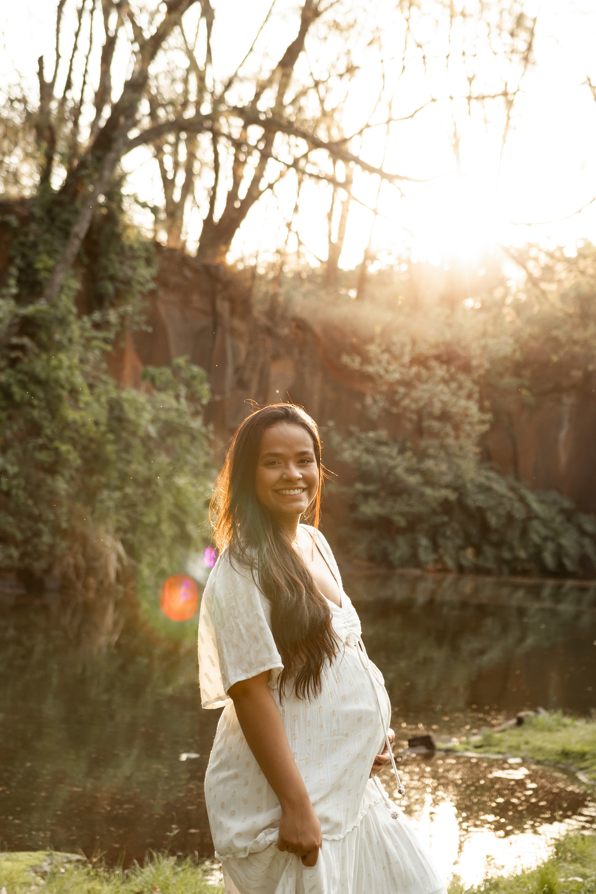 Fotos de gestante em Ribeirão Preto no Parque Curupira. O carinho de Erika e Vitor à espera do pequeno João. Ensaio de família emocionante e leve na natureza. Agende seu ensaio gestante e eternize essa fase única!