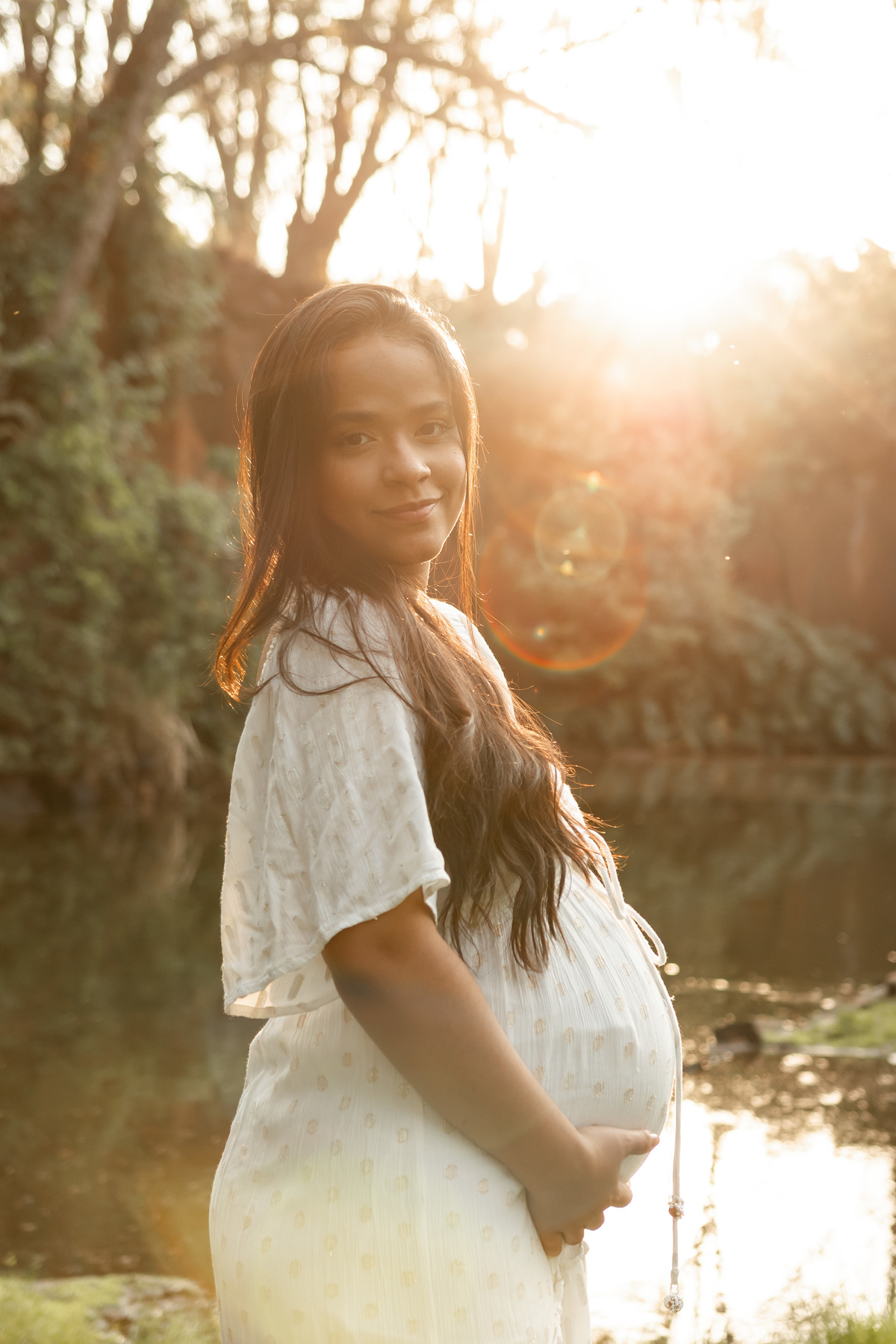 Fotos de gestante em Ribeirão Preto no Parque Curupira. O carinho de Erika e Vitor à espera do pequeno João. Ensaio de família emocionante e leve na natureza. Agende seu ensaio gestante e eternize essa fase única!