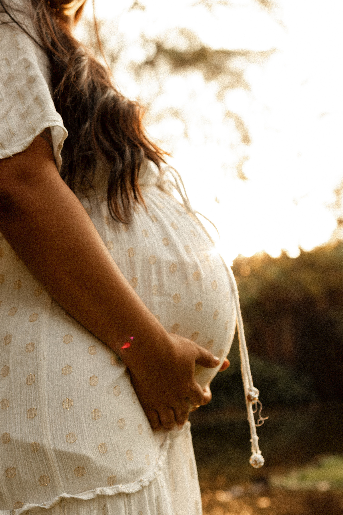 Fotos de gestante em Ribeirão Preto no Parque Curupira. O carinho de Erika e Vitor à espera do pequeno João. Ensaio de família emocionante e leve na natureza. Agende seu ensaio gestante e eternize essa fase única!
