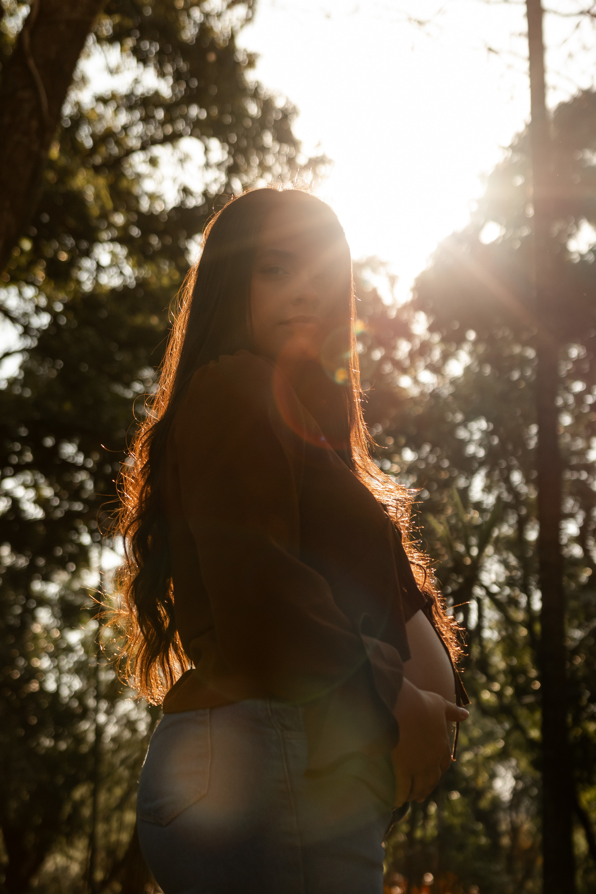 Fotos de gestante em Ribeirão Preto no Parque Curupira. O carinho de Erika e Vitor à espera do pequeno João. Ensaio de família emocionante e leve na natureza. Agende seu ensaio gestante e eternize essa fase única!