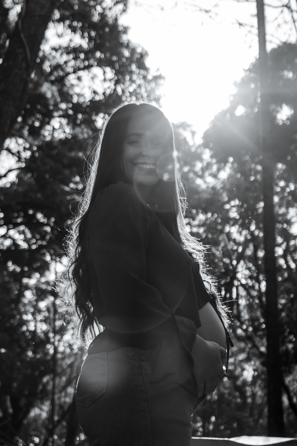 Fotos de gestante em Ribeirão Preto no Parque Curupira. O carinho de Erika e Vitor à espera do pequeno João. Ensaio de família emocionante e leve na natureza. Agende seu ensaio gestante e eternize essa fase única!