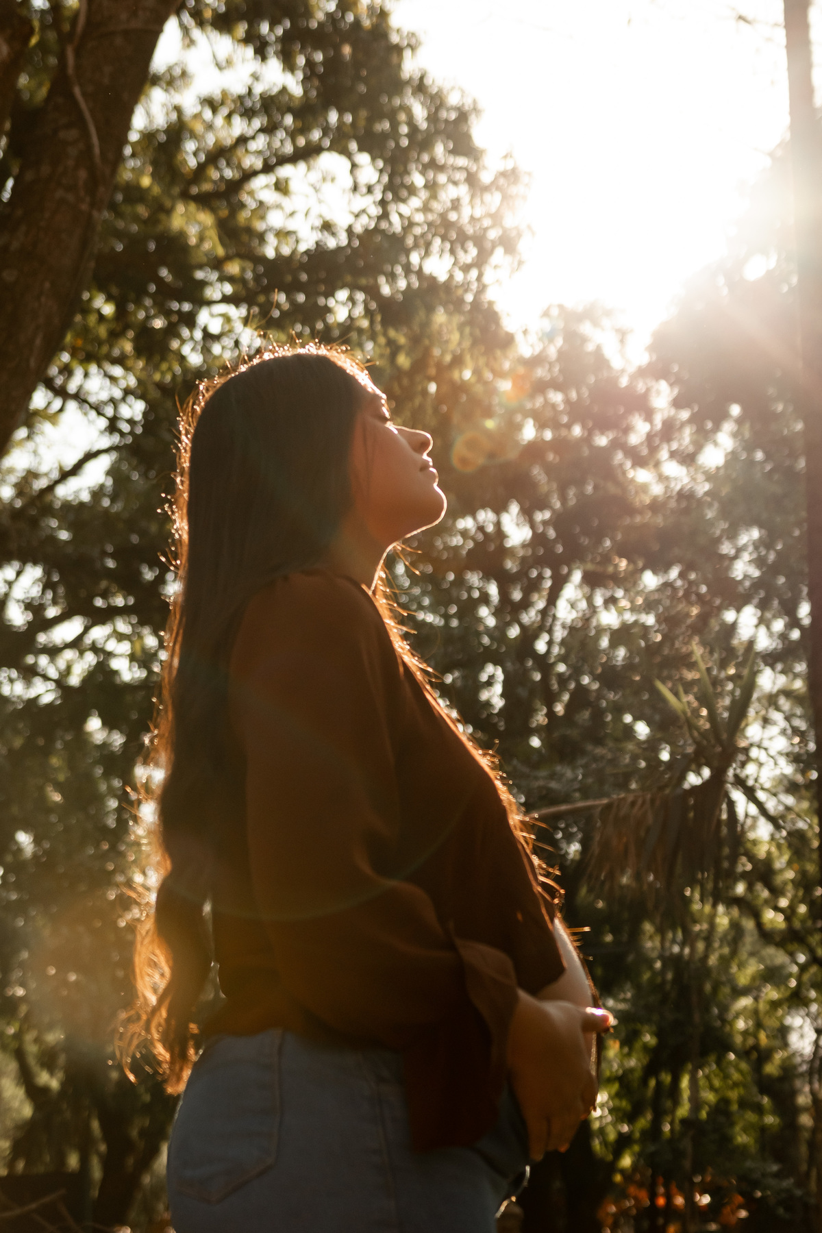 Fotos de gestante em Ribeirão Preto no Parque Curupira. O carinho de Erika e Vitor à espera do pequeno João. Ensaio de família emocionante e leve na natureza. Agende seu ensaio gestante e eternize essa fase única!