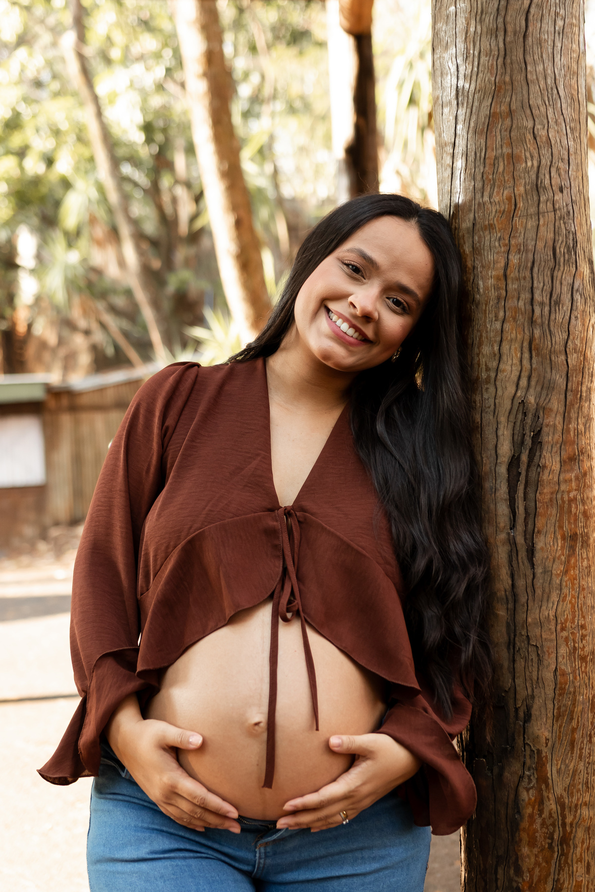 Fotos de gestante em Ribeirão Preto no Parque Curupira. O carinho de Erika e Vitor à espera do pequeno João. Ensaio de família emocionante e leve na natureza. Agende seu ensaio gestante e eternize essa fase única!