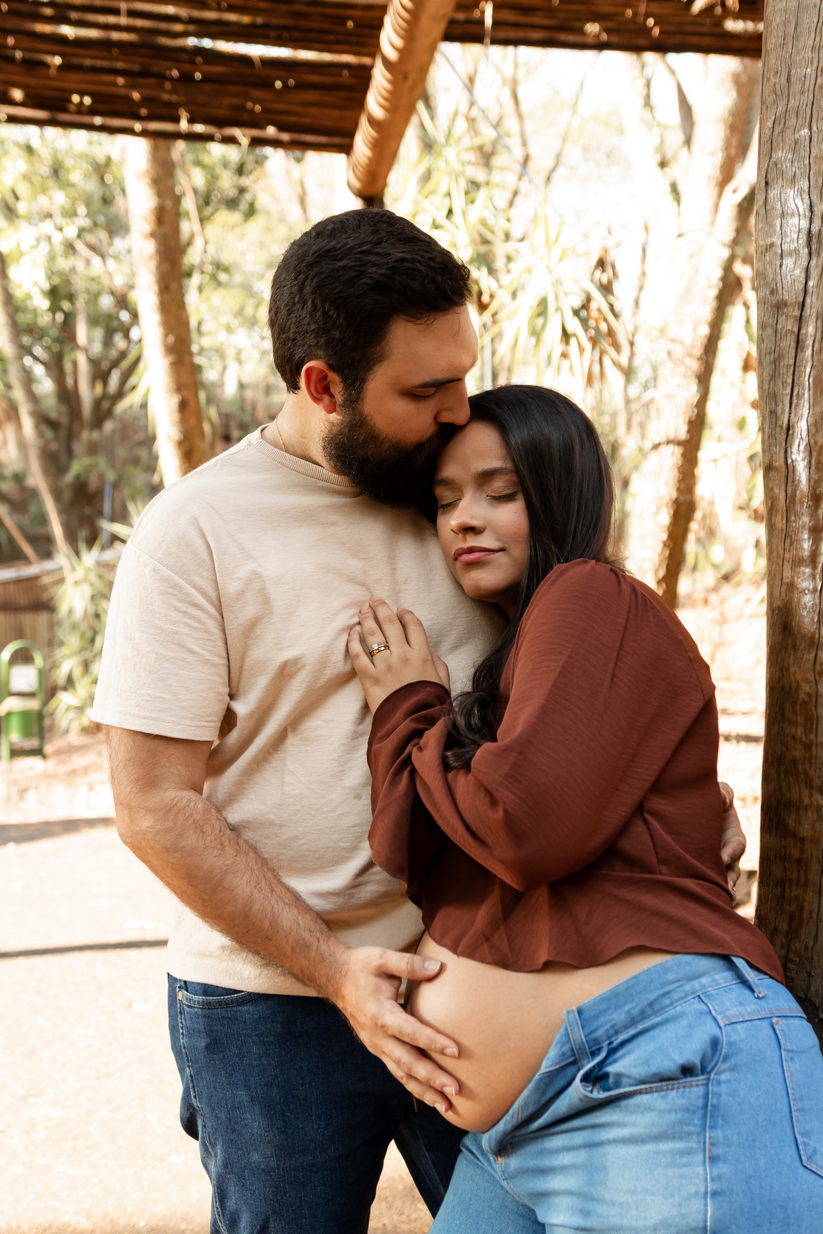 Fotos de gestante em Ribeirão Preto no Parque Curupira. O carinho de Erika e Vitor à espera do pequeno João. Ensaio de família emocionante e leve na natureza. Agende seu ensaio gestante e eternize essa fase única!