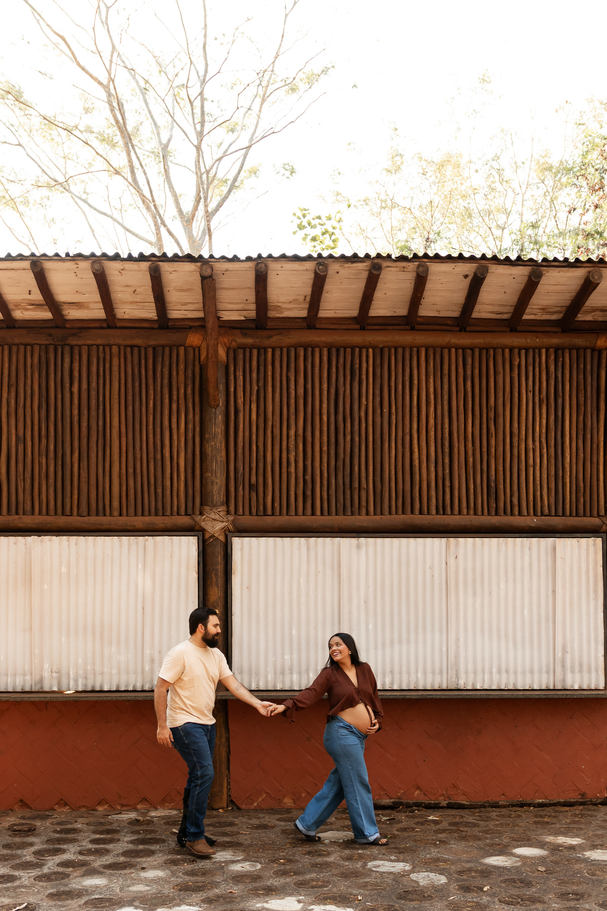 Fotos de gestante em Ribeirão Preto no Parque Curupira. O carinho de Erika e Vitor à espera do pequeno João. Ensaio de família emocionante e leve na natureza. Agende seu ensaio gestante e eternize essa fase única!
