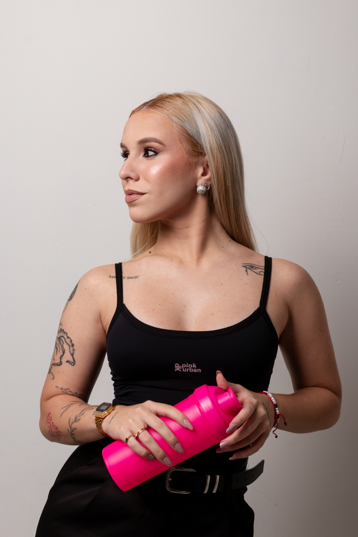 Ensaio fotográfico profissional de nutricionista esportiva em estúdio em Ribeirão Preto. Retratos corporativos femininos com jaleco e foco em posicionamento de imagem e autoridade.