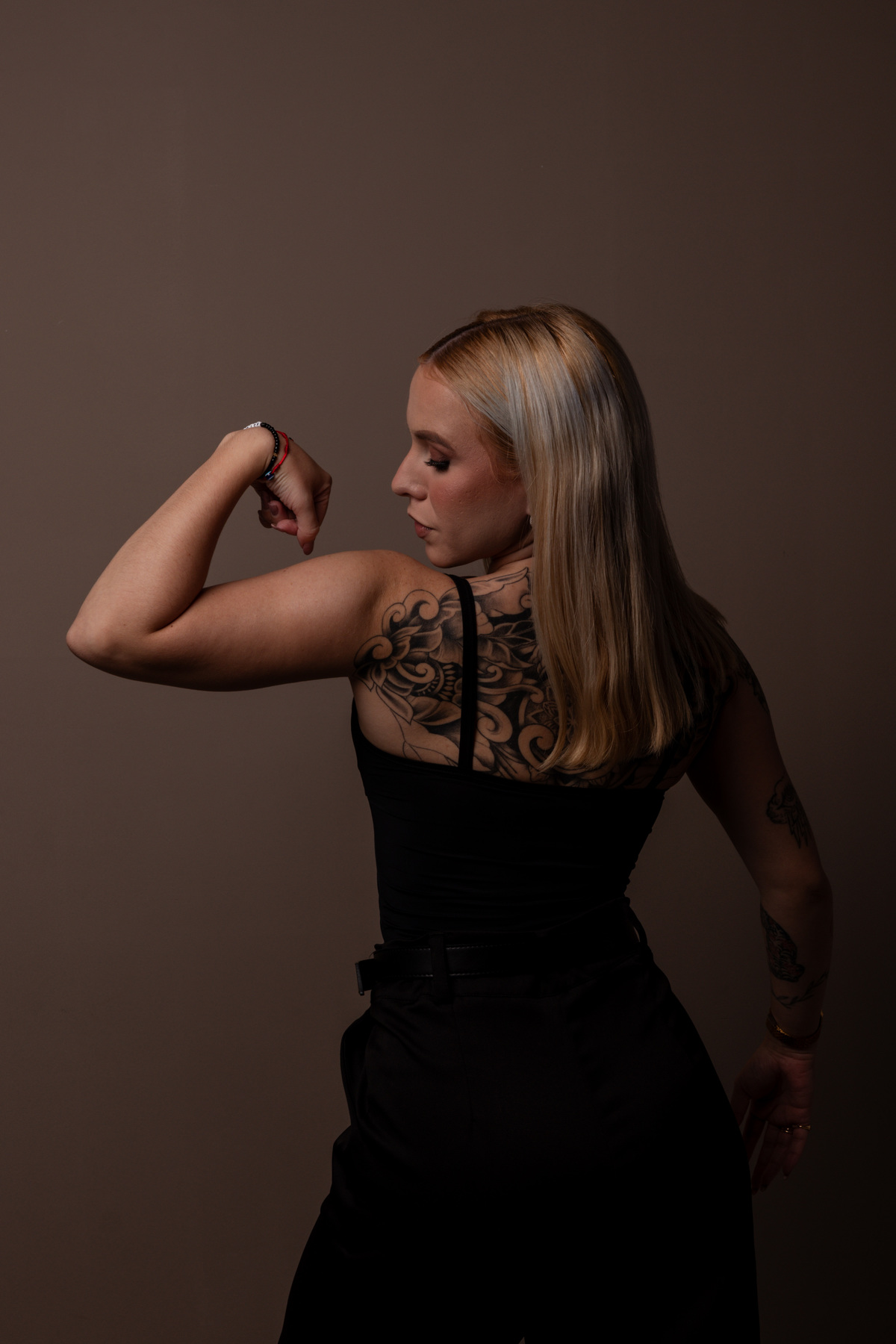 Ensaio fotográfico profissional de nutricionista esportiva em estúdio em Ribeirão Preto. Retratos corporativos femininos com jaleco e foco em posicionamento de imagem e autoridade.