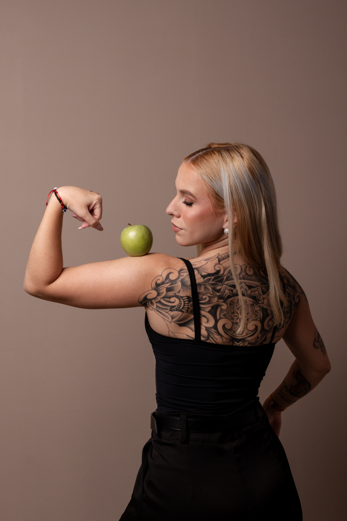 Ensaio fotográfico profissional de nutricionista esportiva em estúdio em Ribeirão Preto. Retratos corporativos femininos com jaleco e foco em posicionamento de imagem e autoridade.