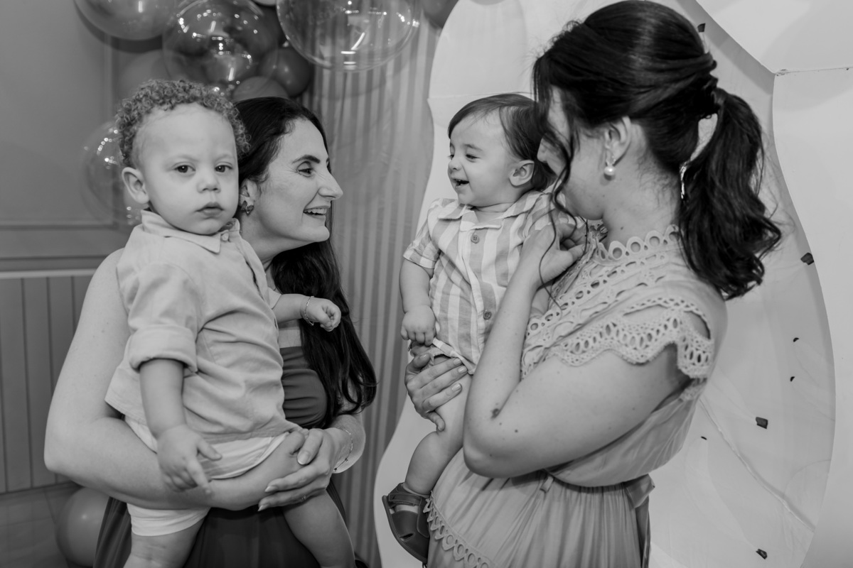 Fotografia de aniversário infantil de 1 ano em Ribeirão Preto. Cobertura completa de festa de aniversário com tema afetuoso, decoração e fotos da família.