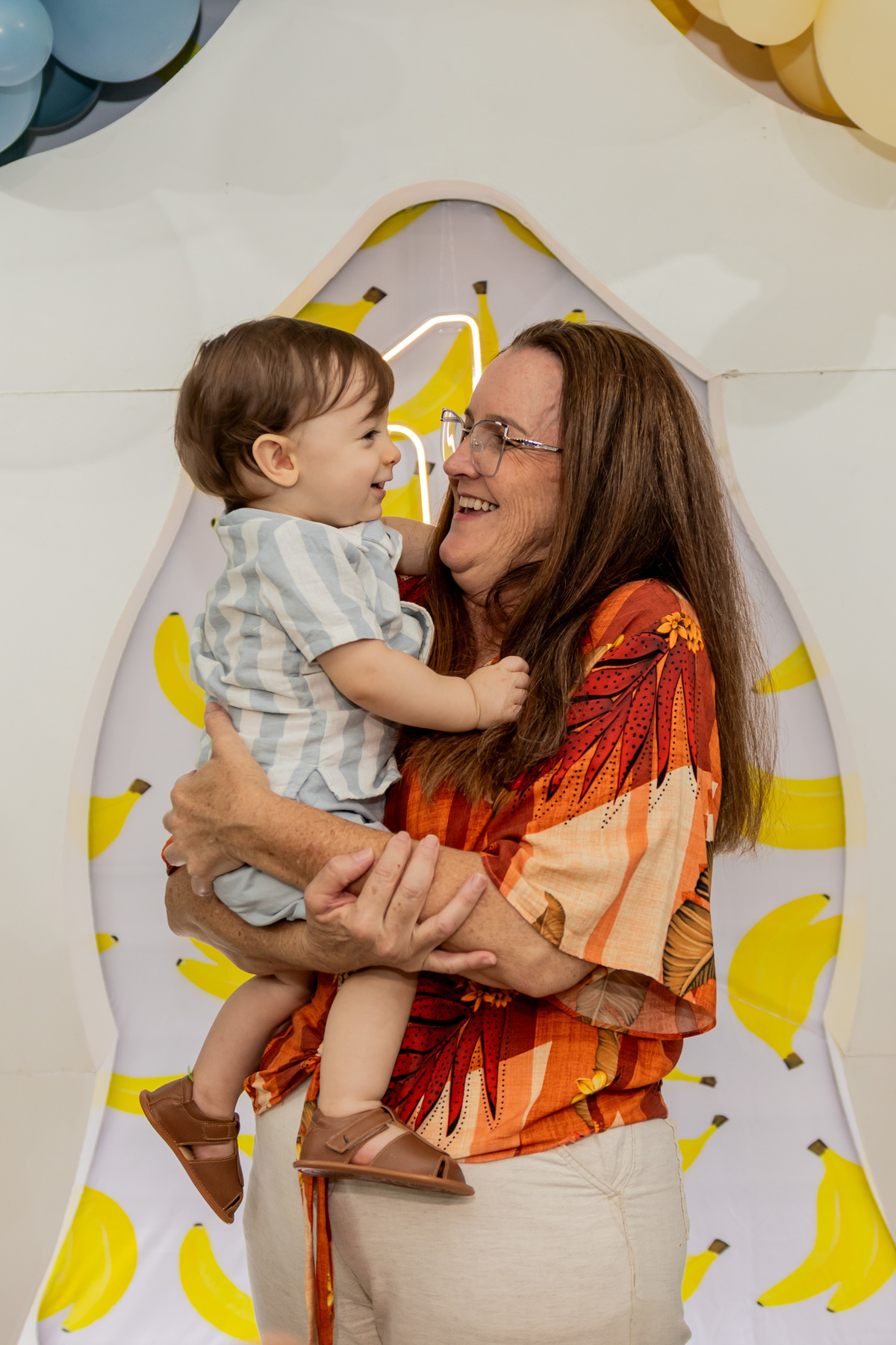 Fotografia de aniversário infantil de 1 ano em Ribeirão Preto. Cobertura completa de festa de aniversário com tema afetuoso, decoração e fotos da família.